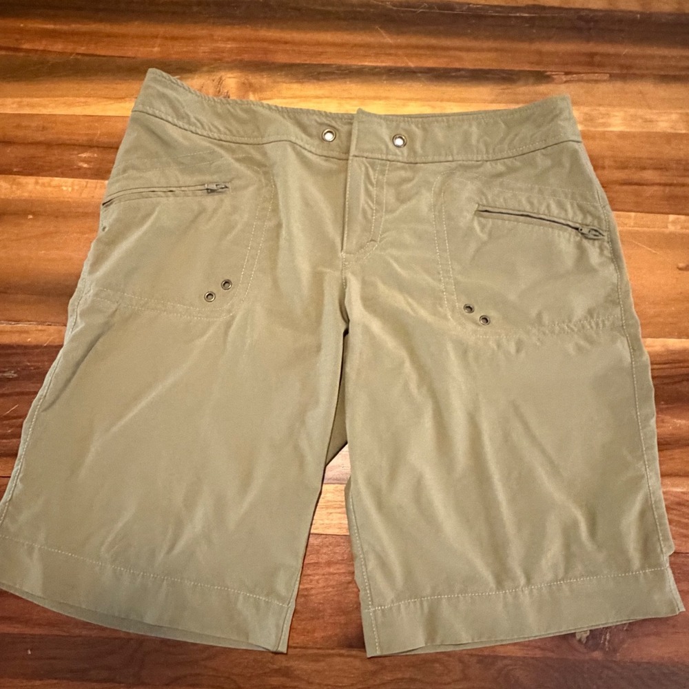 Athleta Womens Green Khaki Hiking Shorts Size 8 Zipper Pockets Stretch 739413